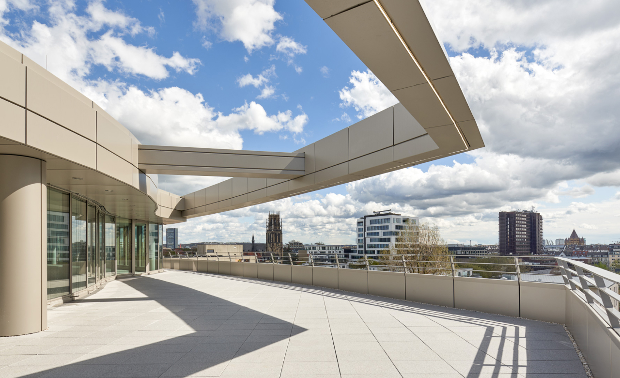 Balkonansicht des Bürokomplexes 'The Oval' in Düsseldorf